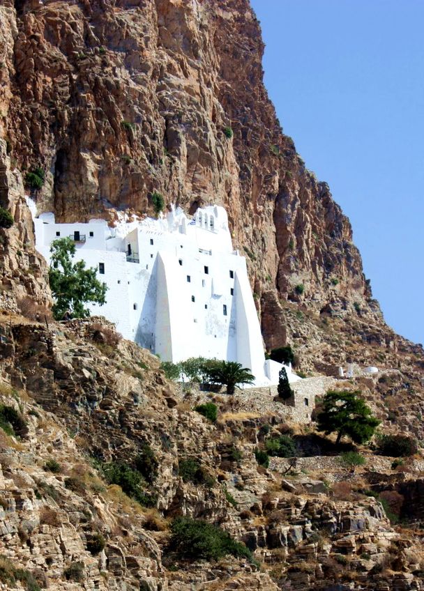 Monastère de Chozoviotissa est une des attractions principales des différents circuits de randonnées dans les Cyclades