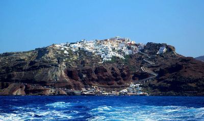 Vue sur les falaises de Santorin depuis la mer