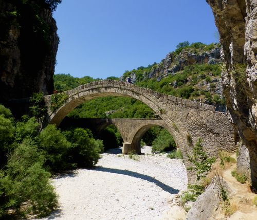 Ponts de Zagorochoria sur les chemins de randonnée en Épire en Grèce continentale