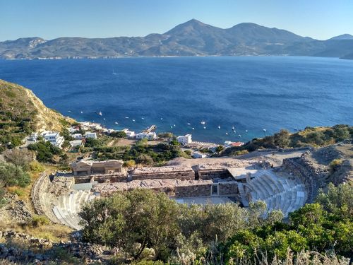 Randonnée à Milos, Cyclades occidentales, vue sur le théatre antique depuis le chemin de randonnée qui relie Adamas, Klima et Plaka