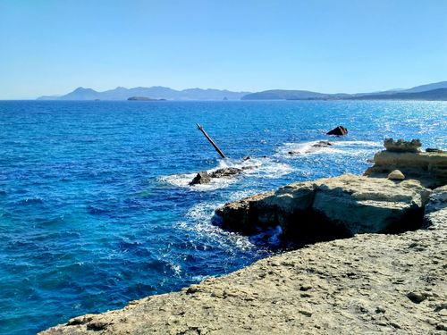 Épave de bateau près de Sarakiniko sur le chemin de randonnée de Sharing Greece à Milos