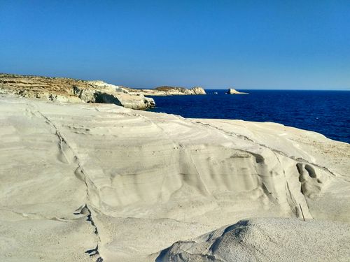 Profitez des incoyables paysages de Milos en Grèce en faisant de la randonnée avec une équipe locale