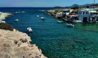 plage de Mytakas à Milos dans les Cyclades occidentales