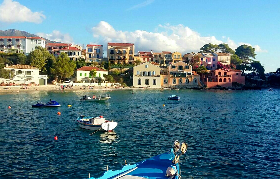 cephalonie, îles ioniennes Randonnée dans les Îles ioniennes : village pittoresque à Céphalonie