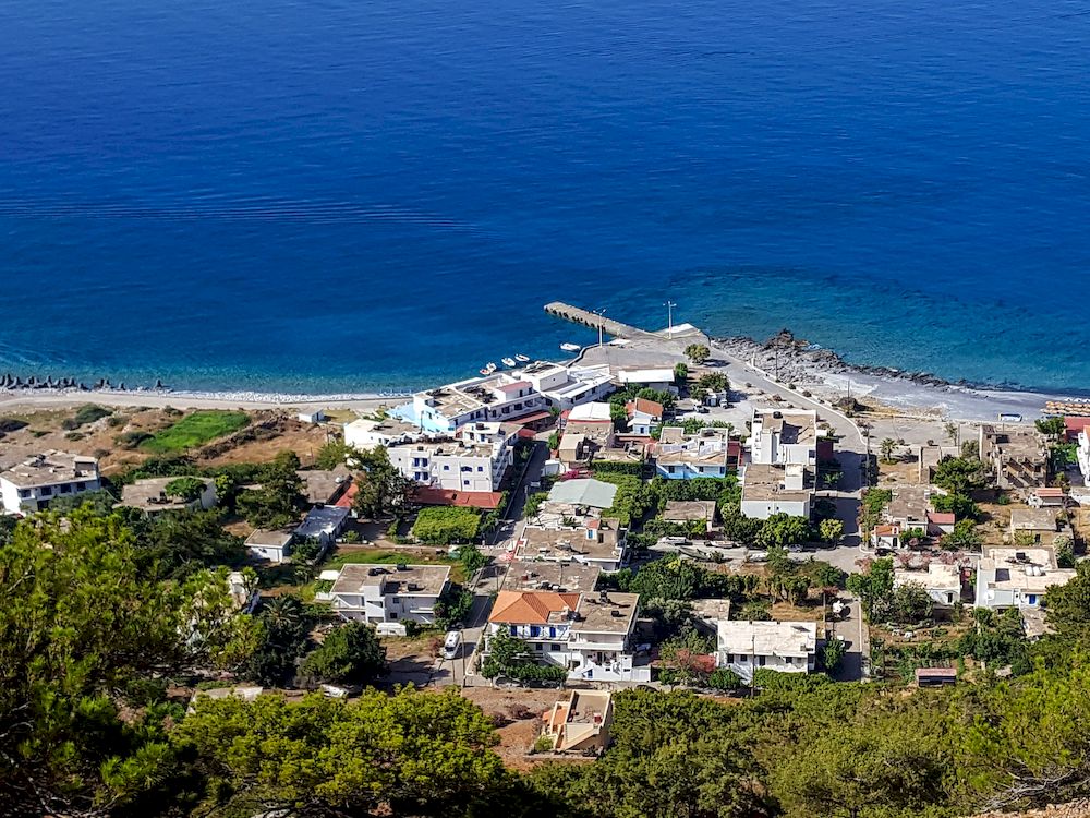Randonnée en Crète, un village en bord de mer